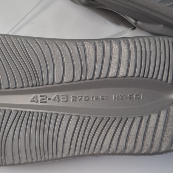 Clpp'li Tan and White Slide Sandals - Picture 5 of 6